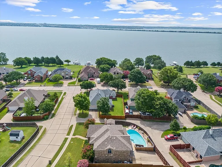 8902 Watersway Dr — Photo 2