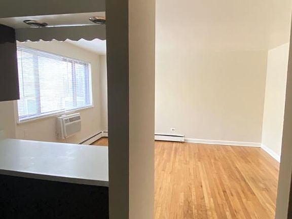 3rd image of 5909 N Kenmore Ave APT 505