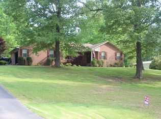 186 Oak Pointe Dr, Lexington, TN 38351