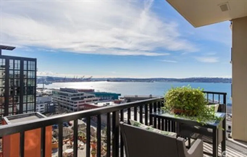 2 bed, 2.0 bath, 1350 sqft, $4,500 — Photo 3