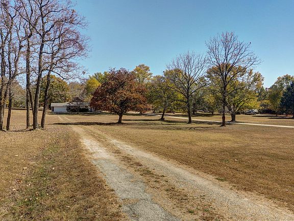 4th image of 1318 S Farm Road 205