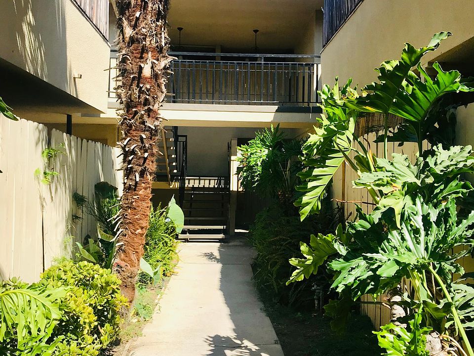 CHARMING OPEN ENTRANCE