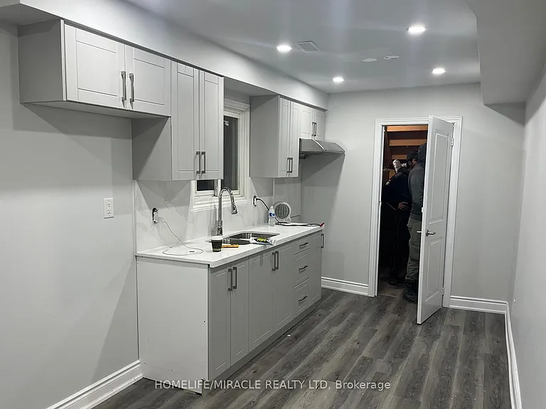 8 Rotherglen Ct — Photo 2