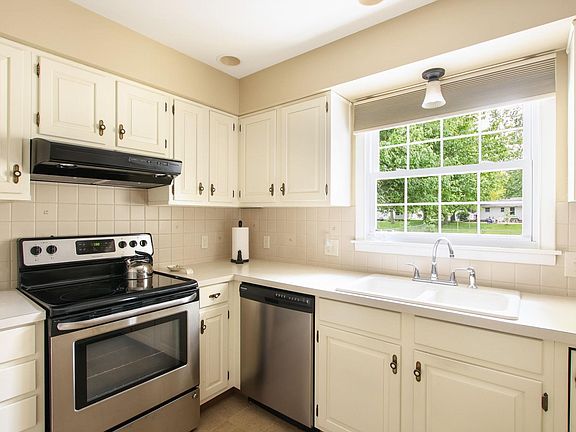 3rd image of 638 Center St