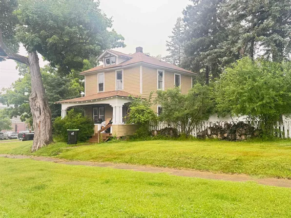 402 E D St, Iron Mountain, MI 49801