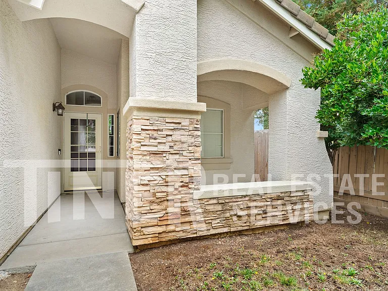 149 Canberra Ct — Photo 7