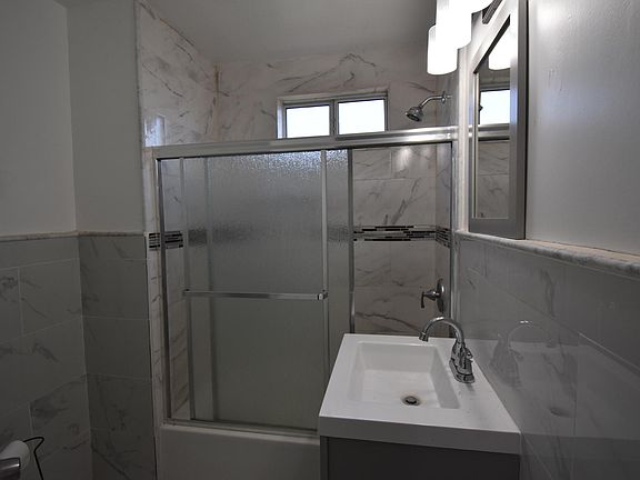 4th image of 10701 Doty Ave