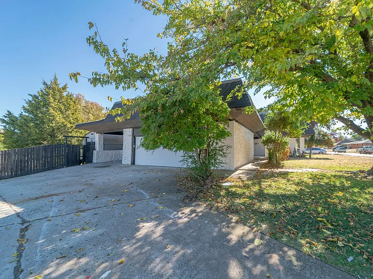 3120 Shadybrook Dr — Photo 6