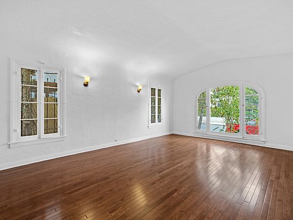 4th image of 429 N Gardner St #431