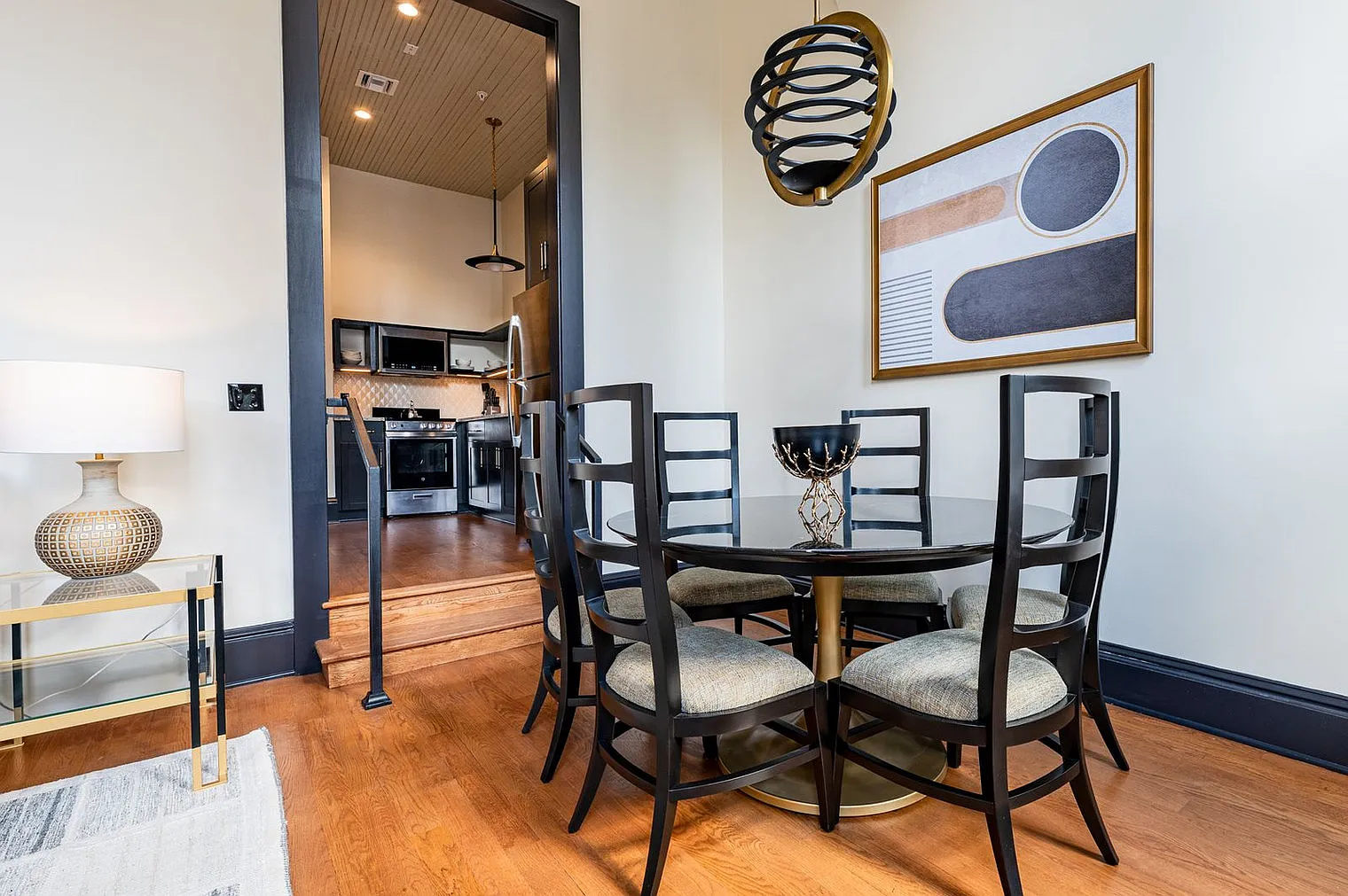 2 bed, 1.0 bath, 721 sqft, $8,899 — Photo 4
