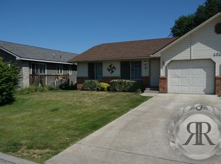 1204 Westbrook Loop #A, Yakima, WA 98908