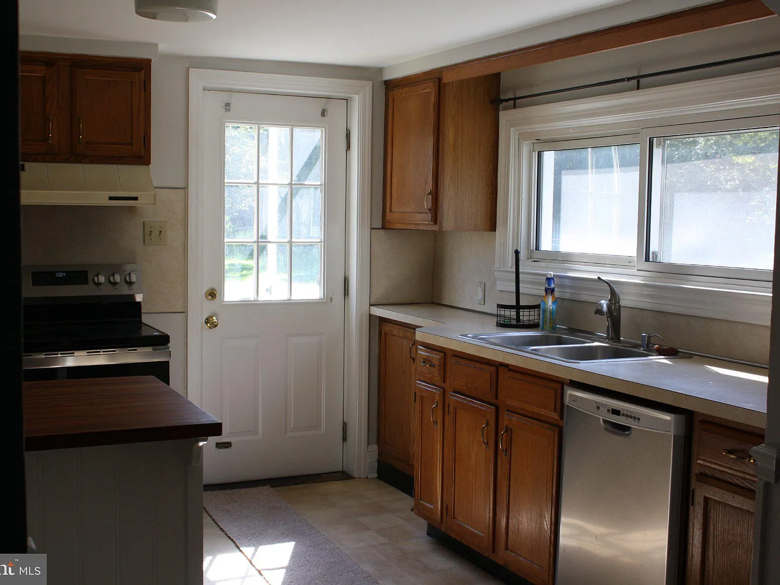 3 bed, 1.0 bath, 1344 sqft, $2,300 — Photo 2
