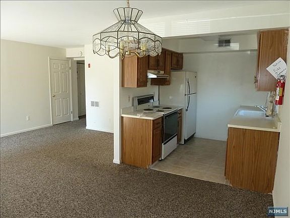 4th image of 385 Midland Ave APT 1