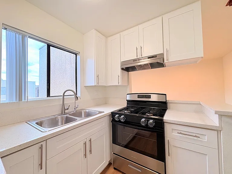 1340 Orange Grove Avenue — Photo 6