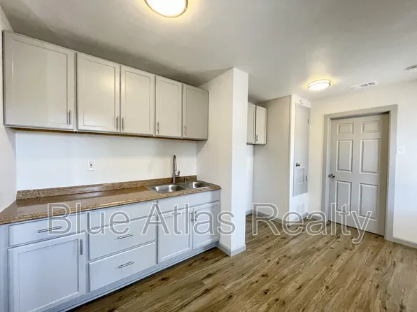 2037 Beaumont St, Grand Prairie, TX 75051