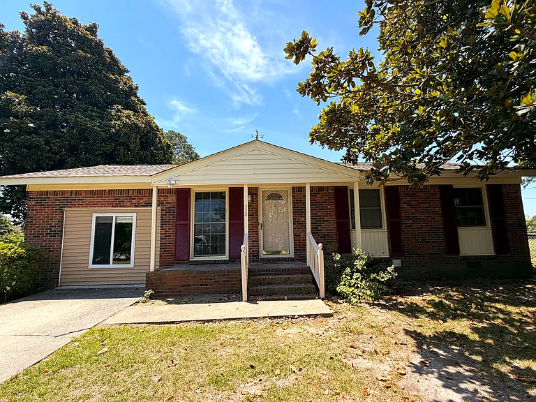 330 Allen Dr — Photo 1