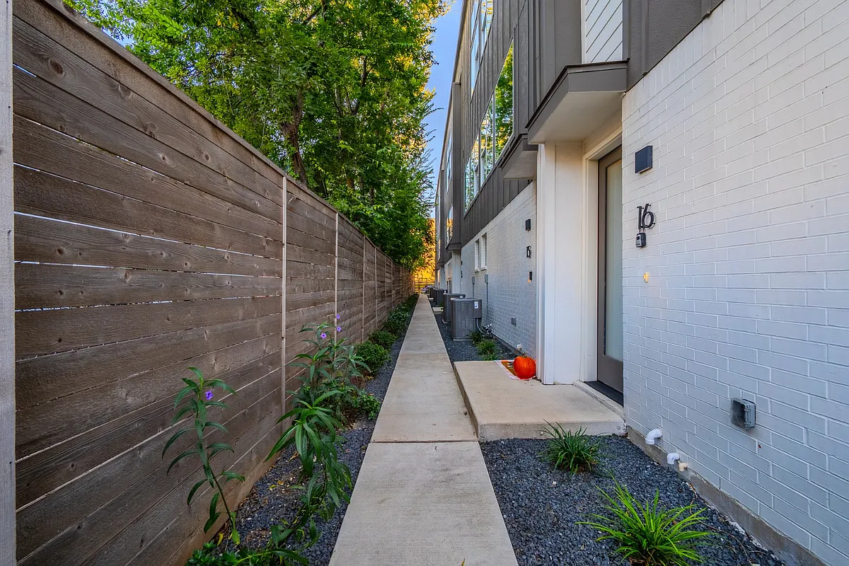Building Photo - 4911 Belmont Ave #1