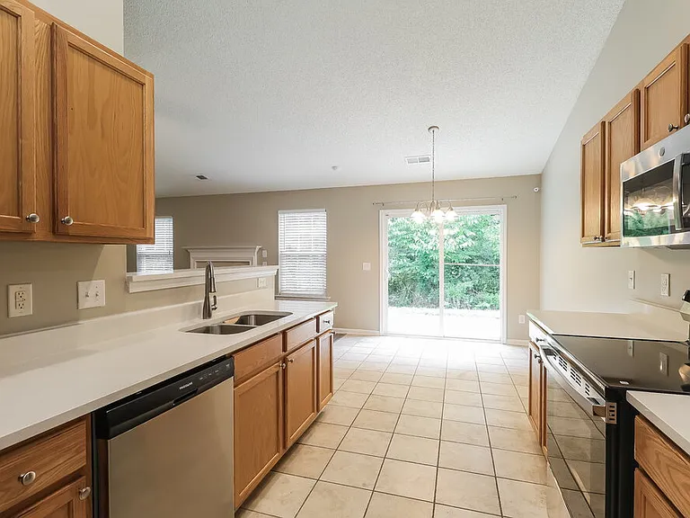 2111 Hunters Trail Dr — Photo 6