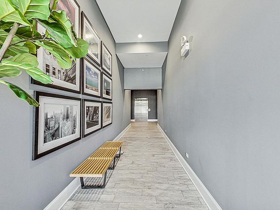 3rd image of 5820 N Clark St #208