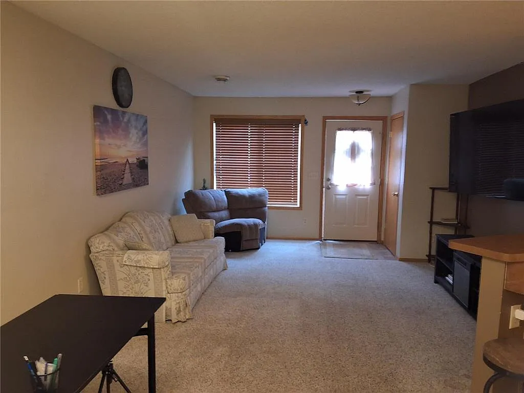 3 bed, 1404 sqft, $2,500 — Photo 3
