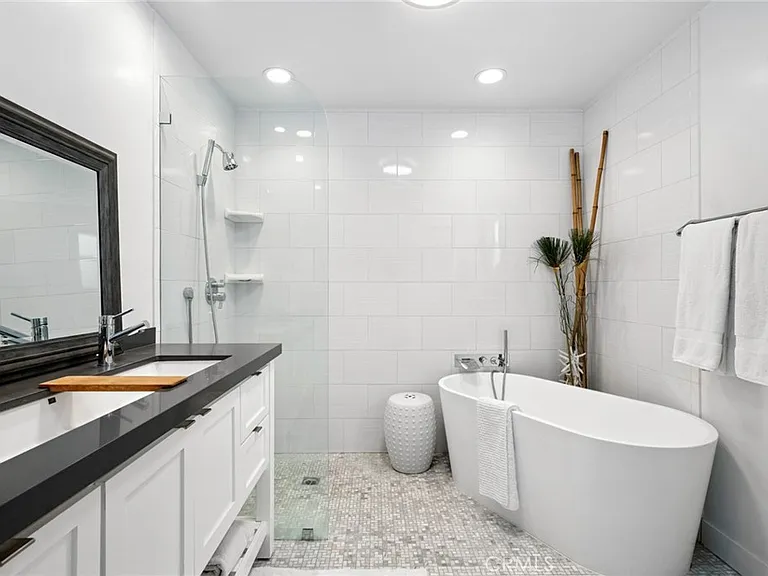 2049 E Ocean Blvd — Photo 10