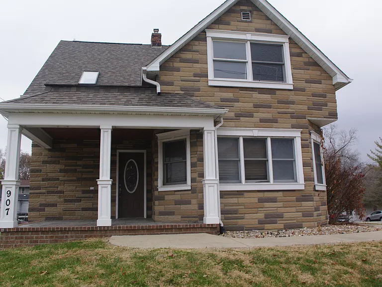 907 Vandalia St — Photo 1