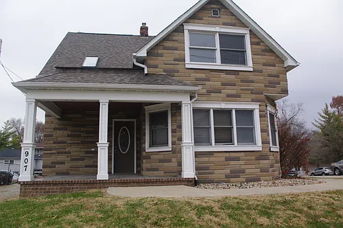 907 Vandalia St Photo 1