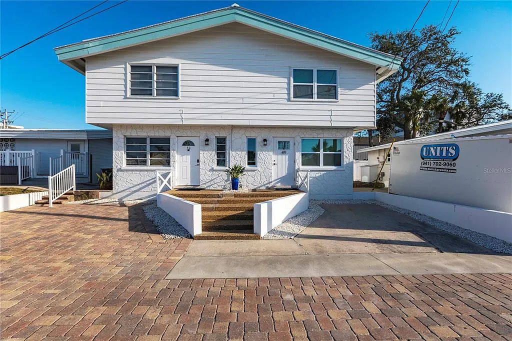 2 bed, 1.5 bath, 834 sqft, $8,370 — Photo 2