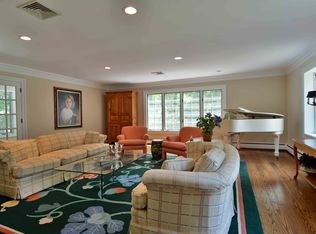 71 Old Chimney Rd, Upper Saddle River, NJ 07458