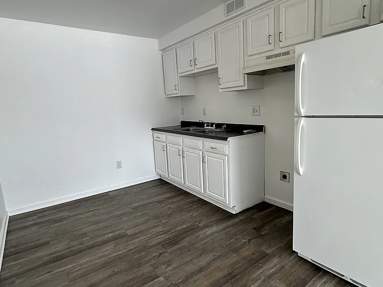 703 W Russell Rd #B — Photo 7