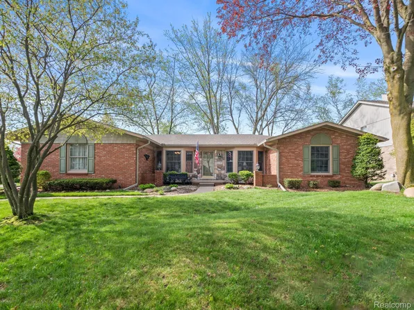 2295 Chesapeake Ct, Troy, MI 48098