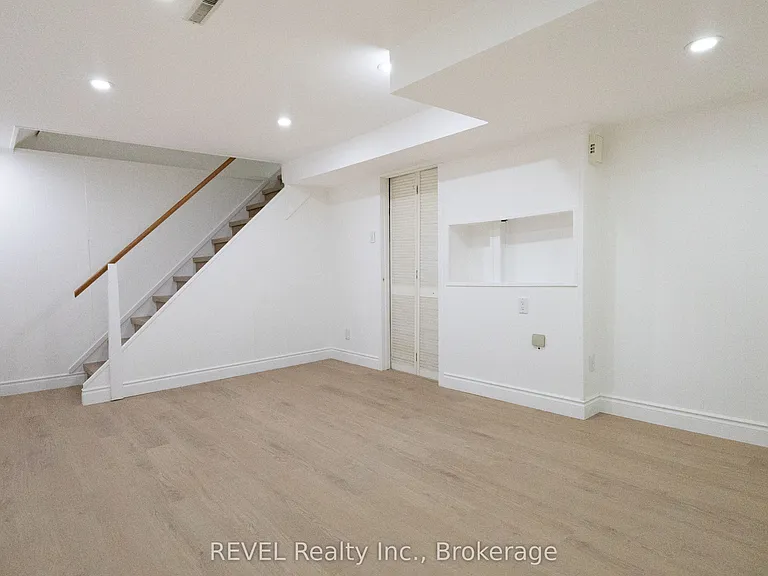 19 Woodington Cres — Photo 22
