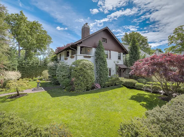 140 Prospect Ave, Douglaston, NY 11363