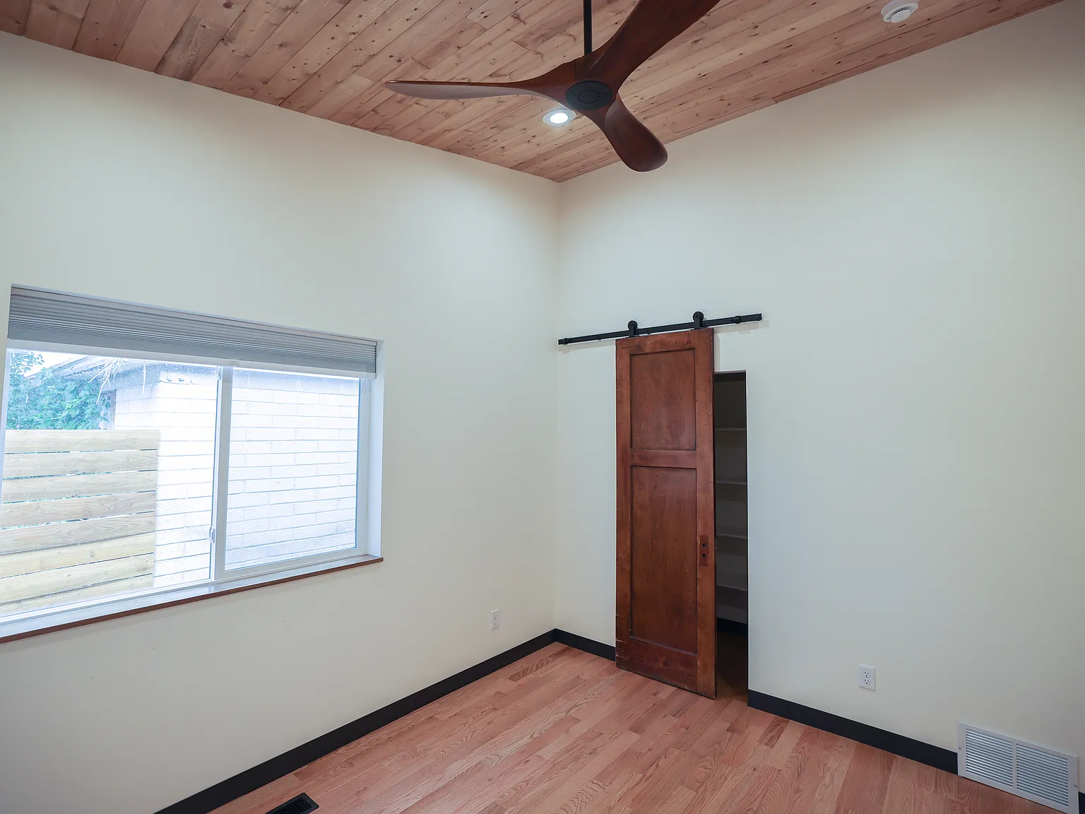 2 bed, 1100 sqft, $1,950 — Photo 4