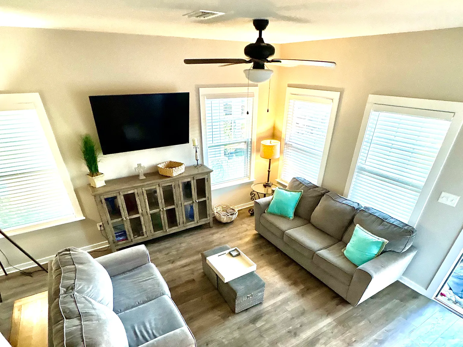 3 bed, 1216 sqft, $2,700 — Photo 2