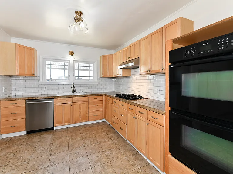 619 Seymour St — Photo 13