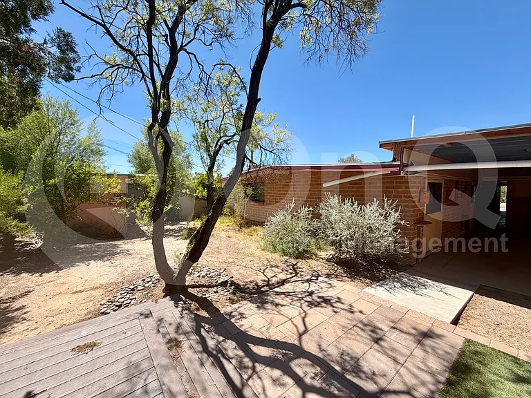 2526 E Allen Rd — Photo 18