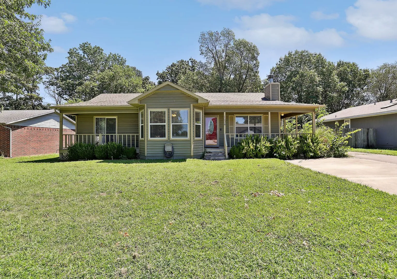 Coming Soon! 3/ 2 Home For Rent — Photo 2