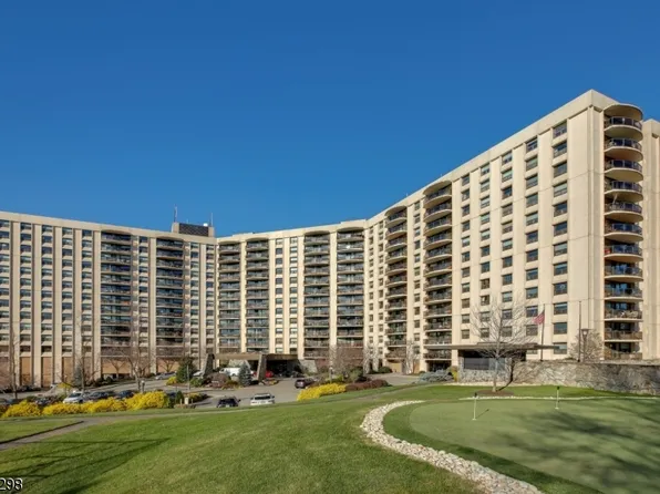 2 Claridge Dr #1GE-113, Verona, NJ 07044