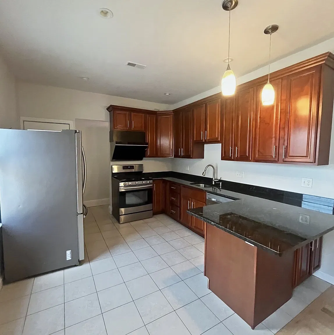 5 bed, 2400 sqft, $4,550 — Photo 2
