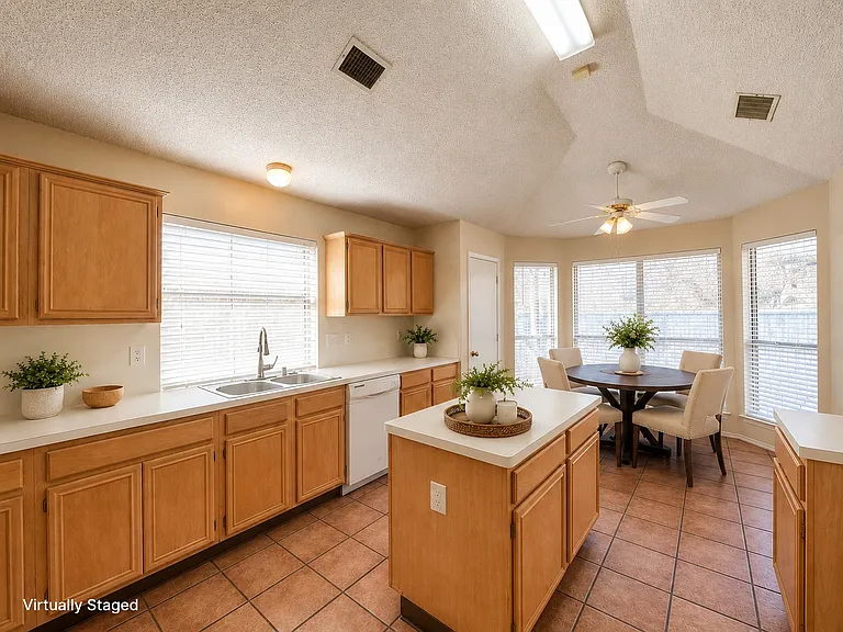 2070 Belvedere Dr — Photo 7