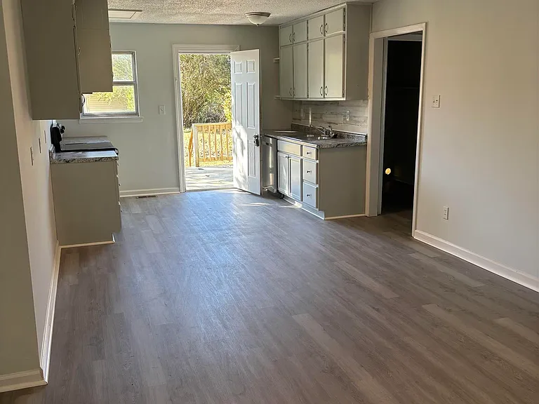 157 Baltimore Dr — Photo 2