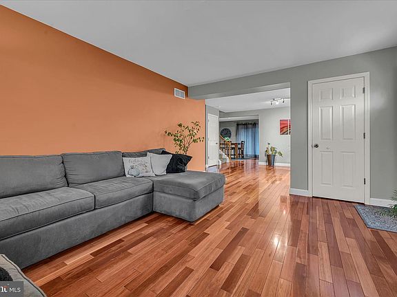 3rd image of 247 Bainbridge Cir