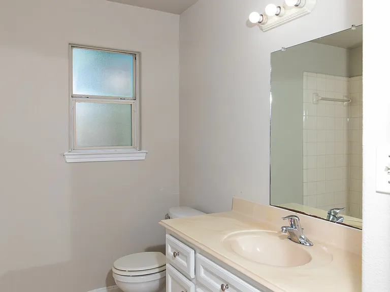 815 Cravens St #C — Photo 70