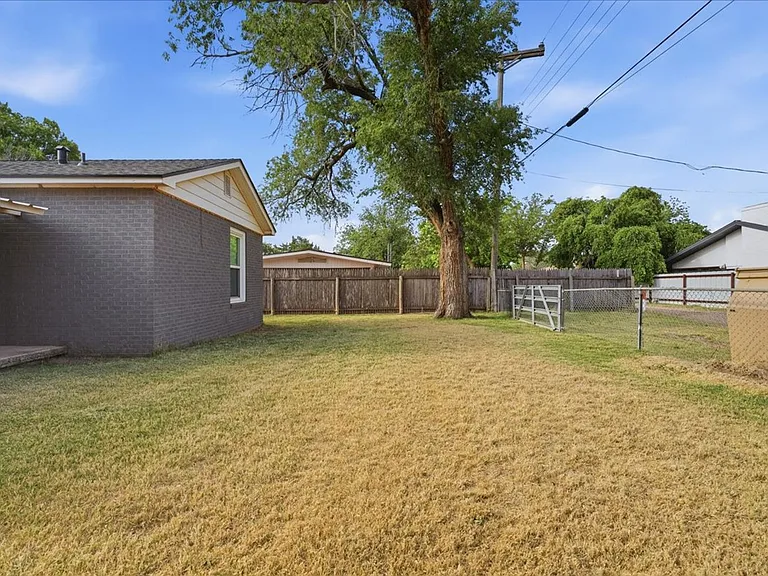 1011 Walnut St — Photo 26