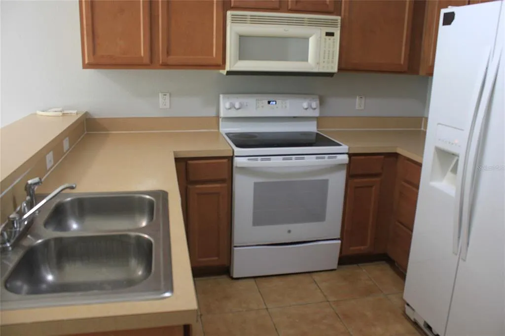 3 bed, 2.5 bath, 1495 sqft, $2,025 — Photo 2