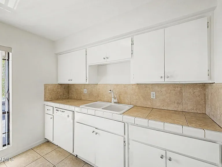 5227 N 24th St #201 — Photo 15