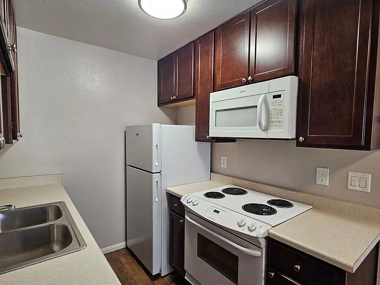 Del Mar Apartment Homes — Photo 35