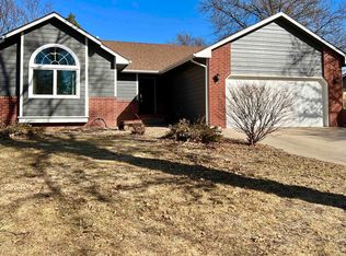 2 Woodland Ct, Mount Hope, KS 67108