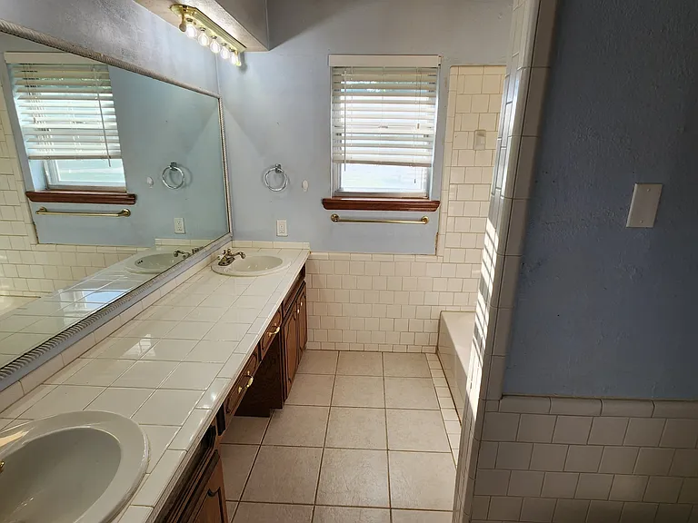 329 S Morrison Dr — Photo 5